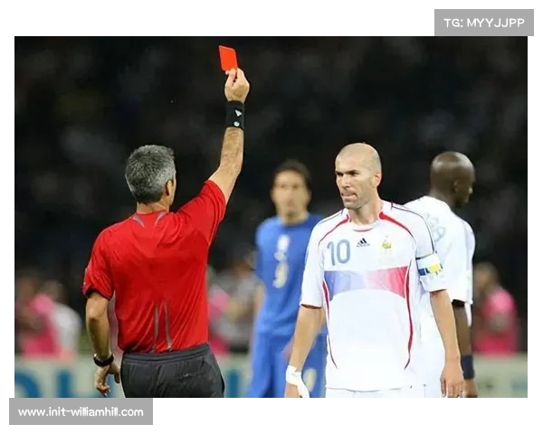 拜仁替补席因红牌判罚激烈反应 现场局势一度失控 拜仁替补席因红牌判罚激烈反应 现场局势一度失控